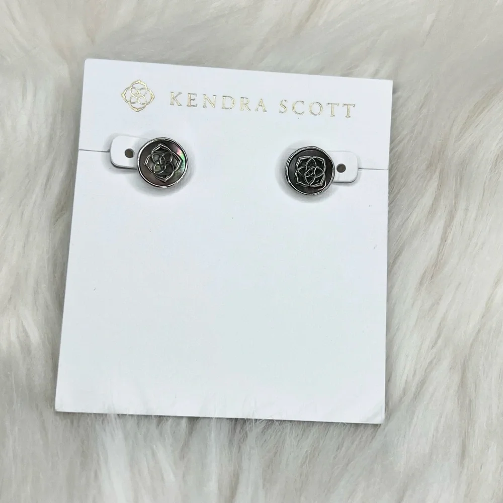 Kendra Scott Dira studs in black mother of pearl - Picture 4 of 4